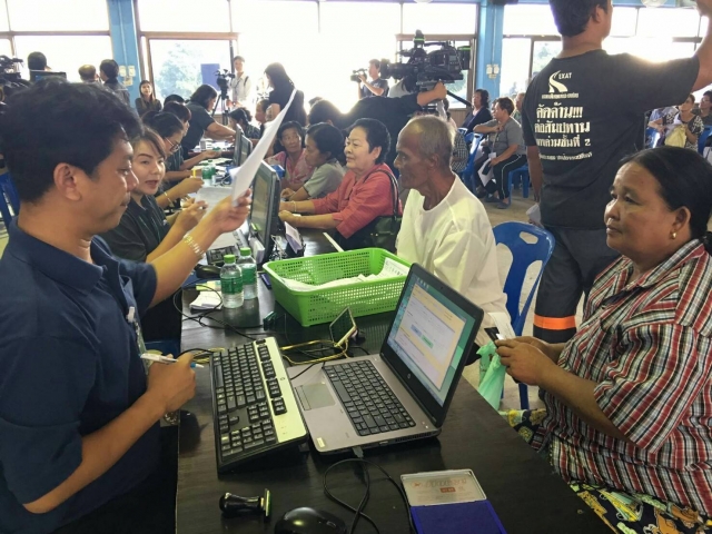People fill out the form to register for the junta’s welfare program on April 3 in Phra Nakhon Si Ayutthaya Province. Photo: Prachachat