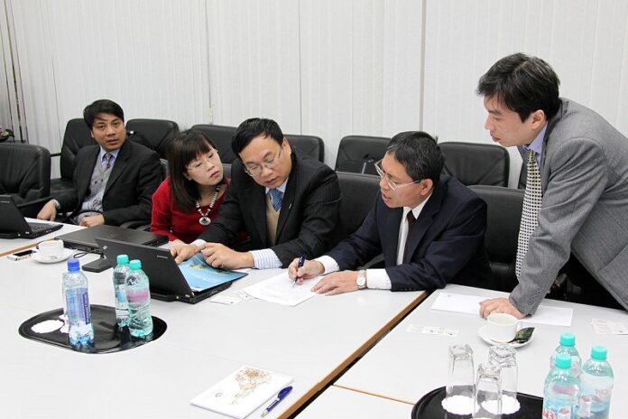 Experts from KNG Petrovietnam work in LLC TyumenNIIgiprogas about geological and reservoir simulation model of the Severo-Purovskoe gas condensate field in 2014 in Tyumen, Russia. Photo: DMyshkin / Wikimedia Commons