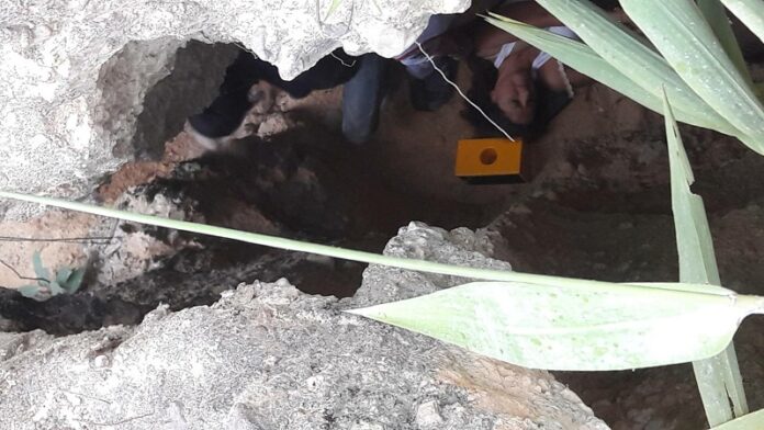 Dutch Tourist Renata Dykstra is seen Monday inside a large crevice in Pai Canyon. Photo: Phukumthai Jaikernroi / Facebook