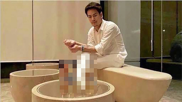 Solo artist Pongsak Rattanaphong poses in an Instagram image subsequently censored by Manager newspaper.