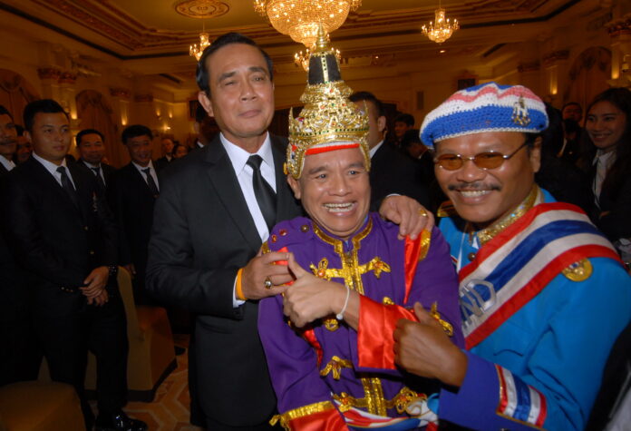 Gen. Prayuth meets cheerleaders Thailand Kamthong and Samart Boonsawat who will participate at the SEA Games this month in Kuala Lumpur today at Government House.