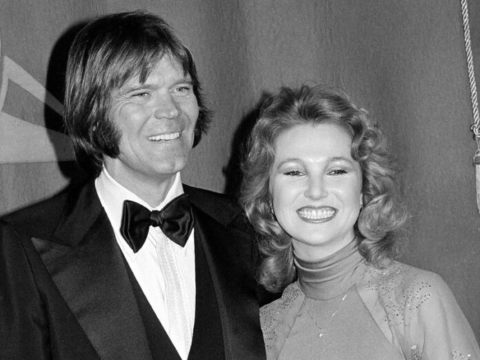 Country singers Glen Campbell and Tanya Tucker, engaged to one another, are shown in 1979 at the Grammy Awards in Los Angeles, California. Photo: Associated Press