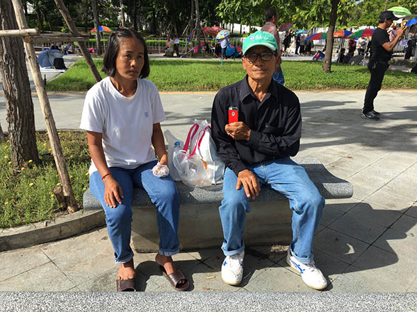 Rotsuphon Thammasri, 50 at left, came from Yasothon. 'I came here because my heart said so, without any leaders telling me to. If there were leaders telling us to come, there would be so many people that the government wouldn't be able to control us.'<br /> Wittawut Suwantuk, 70, came to the court at 5am from Sukhothai province. 'If Yingluck gets punished too much, it means she didn't get justice. Then, the state won't be able to control a part of the population.' has been here since 5 am and cam on a tour bus from Sukhothai. "I came with my own brainpower to give Yingluck encouragement. The court process for the reds is so different from yellow, everything happens so fast. Even just farming, they can find something wrong with it. But those who try to fix farmers' problems are exemplary people. There might be some higher power, I can't say, let's compare it to angels and humans, sending orders for today's court results.'