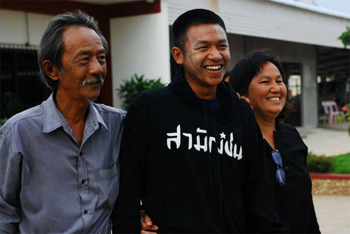 Pro-democracy activist Jatupat 'Pai' Boonpattararaksa with his parents in a 2016 file photo.