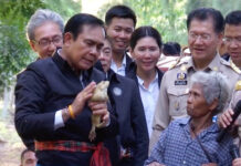 Prayuth Tells Frog His Fairy Tale Dream on Isaan Goodwill Tour (Photos)