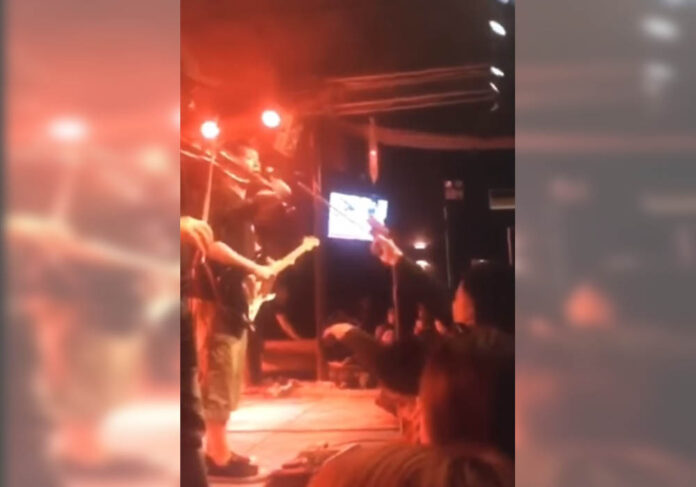 Still image of the encounter in which Air Force Master Sgt. Phoptrai Naksuwan admits he pulled a gun on rock legend Pongsit 'Pu' Khampee at a nightclub in Amnat Charoen province.