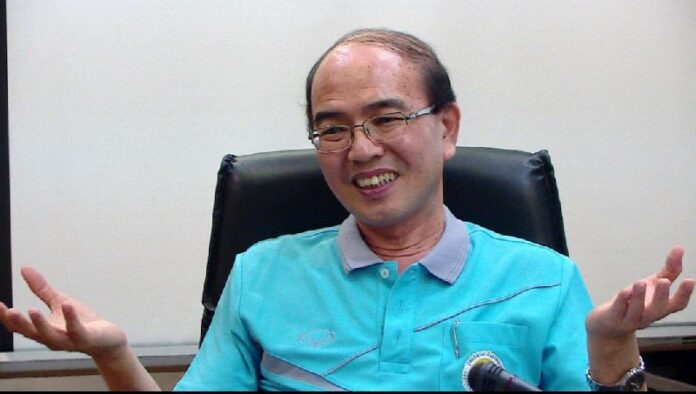 Isra News Agency director Prasong Lertrattanasut gestures during a 2014 interview. Image: Matichon