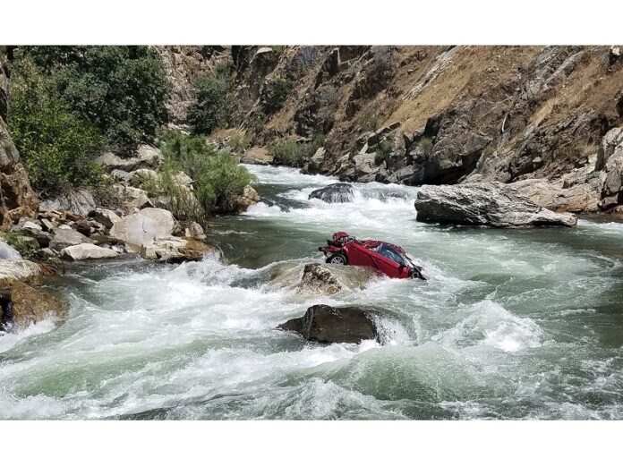 A car in the middle of Kings River near Fresno, California, which contained the bodies of two Thai exchange students who disappeared in July. Photo: Associated Press