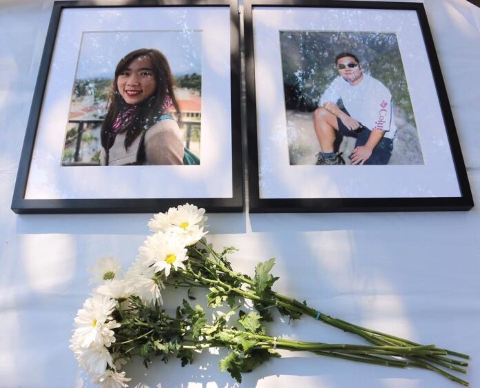 Flowers next to photos of Thiwadee Saengsuriyarit, 24, and Pakkapol Charatsongporn, 28, at a funerary ritual Friday local time in California. Photo: Matichon