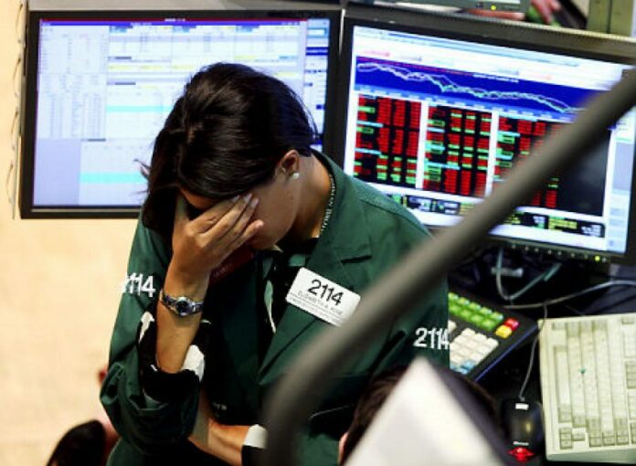 A specialist with Lehman Brothers MarketMakers reacts on Sep. 15, 2008, to the news of worst stock market loss since 9/11 terror attacks. Photo: Associated Press