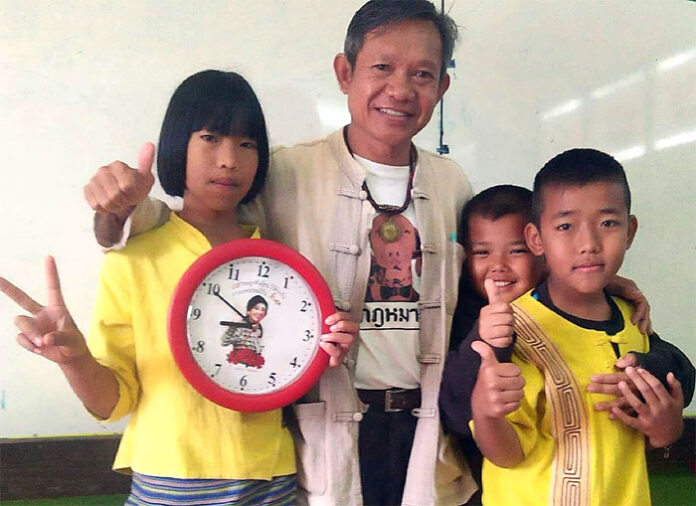 A Yingluck supporter and his children in Lamphun province in a photo posted Friday. Photo: Anurak Jeantawanich / Facebook