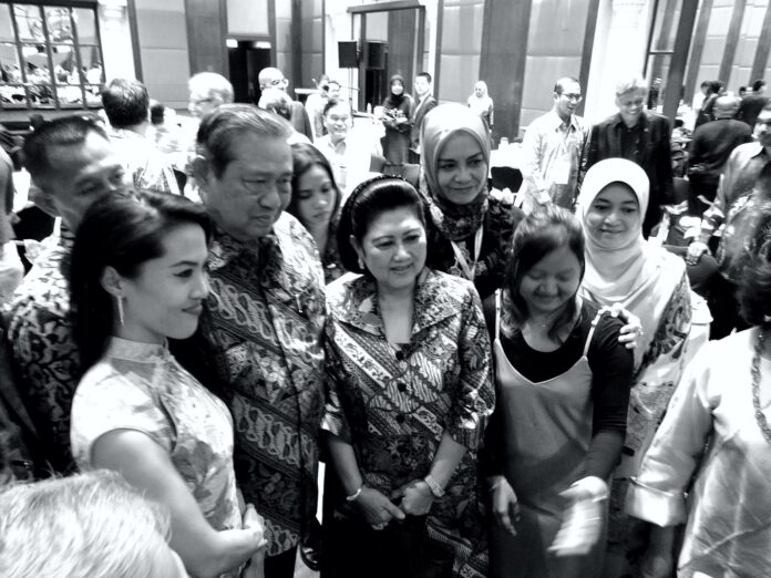 Former Indonesian President Susilo Bambang Yudhoyono poses with eager admirers on Sept. 2 in Kuala Lumpur.