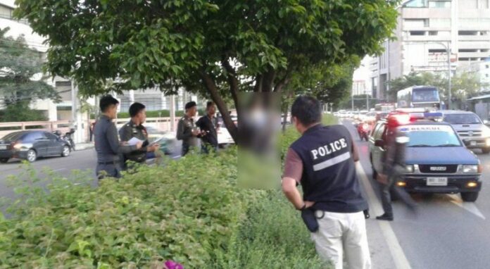 A photo of police at the scene of an apparent suicide Friday morning on Srinagarindra Road. Photo: fm91trafficpro / Twitter