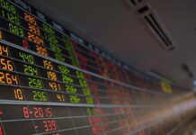 Asian Stocks Rise After Listless Wall Street Day An electronic board shows stock market values in 2017.