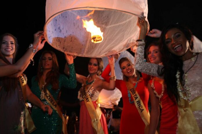 Miss Grand International contestants raise a sky lantern September 2014 in Sukhothai province.