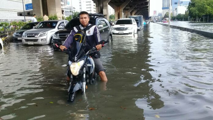 Flooding Saturday morning at the Lat Phrao Intersection.