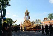 Mourners Gather to Watch Cremation Procession Rehearsal (Photos)