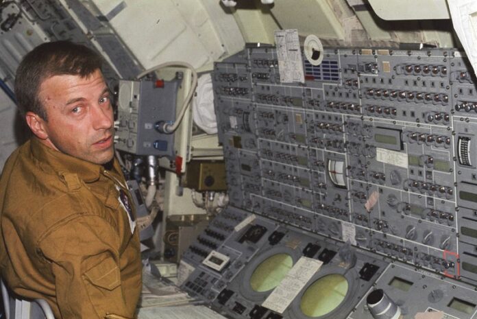 Astronaut Paul J. Weitz, Skylab 2 pilot, mans the control and display console of the Apollo Telescope Mount in 1973. Photo: Associated Press