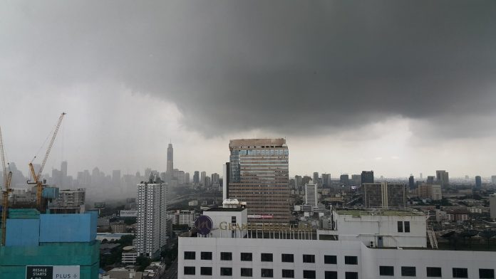 Rain falls over Bangkok in a 2017 photo taken in the Makkasan area. Photo: Khunyuii13 / Twitter