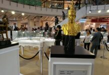Bangkok Shopping Malls Commemorate Late King’s Death Anniversary