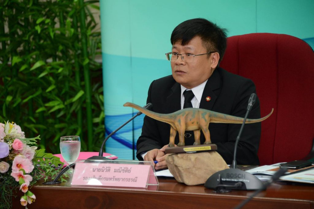 Niwat Maneechat, deputy director of the Mineral Resources Department, announces the largest herbivore dinosaur fossil found in Thailand.