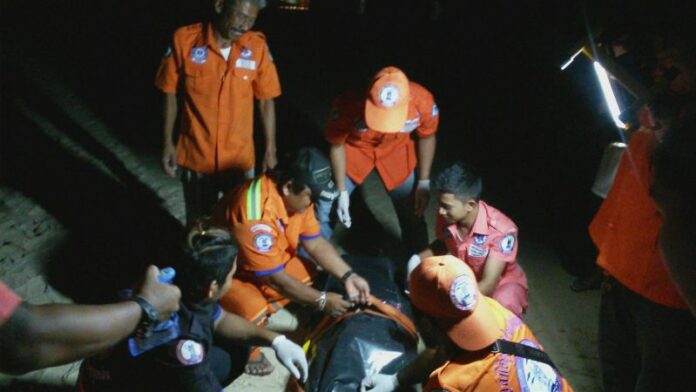 Members of the Phuket Ruamjai Rescue Foundation secure the body of a 23-year-old Chinese woman who drowned after she was found Sunday night at Kata Beach.