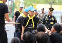 Prince Dipangkorn Pays Surprise Visit to Mourners (Photos)