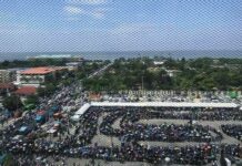 Governors Suspended for Royal Funeral Snafu A long, snaking queue for mourners on Oct. 26 in Chonburi province. Image: Change.org