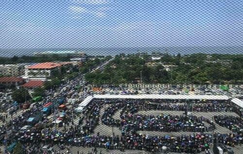 A long, snaking queue for mourners on Oct. 26 in Chonburi province. Image: Change.org