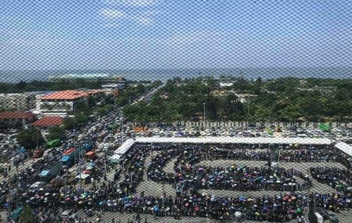 A long, snaking queue for mourners on Oct. 26 in Chonburi province. Image: Change.org A long, snaking queue for mourners on Oct. 26 in Chonburi province. Image: Change.org