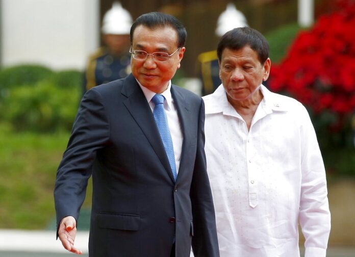 Chinese Premier Li Keqiang, left, gestures to Philippine President Rodrigo Duterte on Tuesday as they prepare for their bilateral meeting following a welcome ceremony at Malacanang Palace grounds in Manila, Philippines. Photo: Bullit Marquez / Associated Press