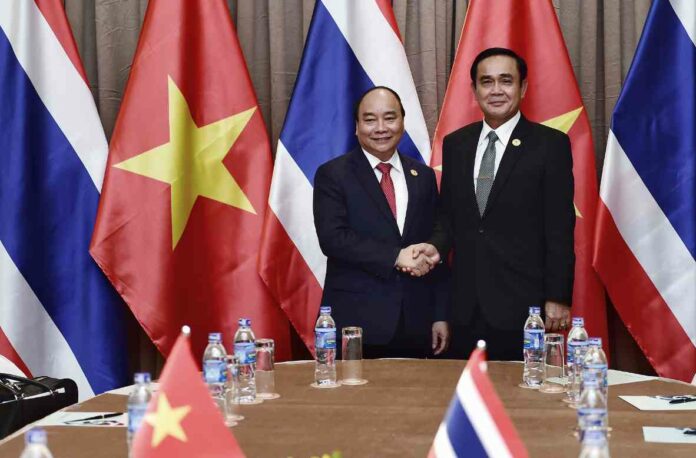 Junta chairman Prayuth Chan-ocha shakes hand with Vietnamese Nguyễn Xuân Phúc on Nov. 11 in Danang