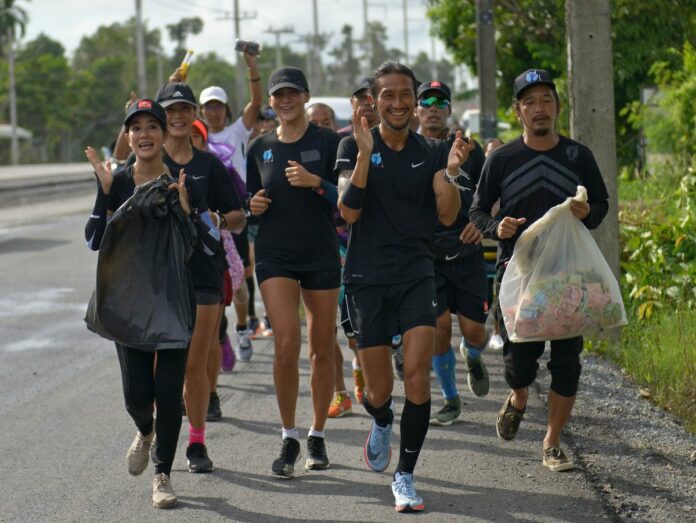 Artiwara “Toon Bodyslam” Kongmalai at the head of a pack of runners earlier this month in Nakhon Si Thammarat province.