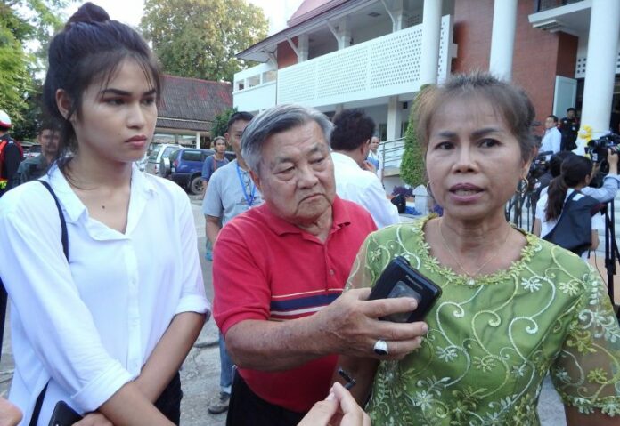 Jomsap Saenmuangkot, at right, Friday at Nakhon Phanom Provincial Court after the Supreme Court rejected her petition for a retrial.