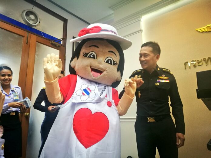 Defense spokesman Kongcheep Tantravanich receives a gesture of friendship from Nong Kiew Koy at Wednesday’s news conference. Image: Sutima_VoiceTV21 / Twitter=