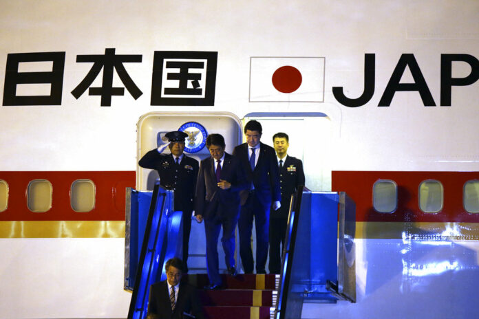 Japanese Prime Minister Shinzo Abe arrives Thursday at the Da Nang International Airport in Danang, Vietnam. Photo: Na Son Nguyen / Associated Press