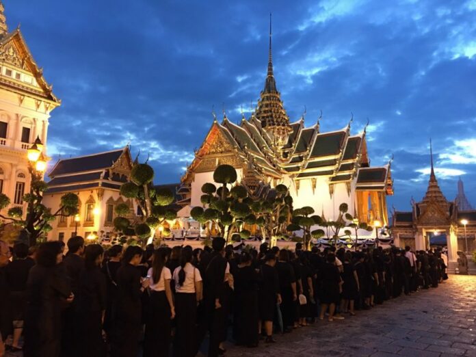 Mourners of King Bhumibol line up at Grand Palace on Nov. 9, 2016, to pay respect to the late monarch