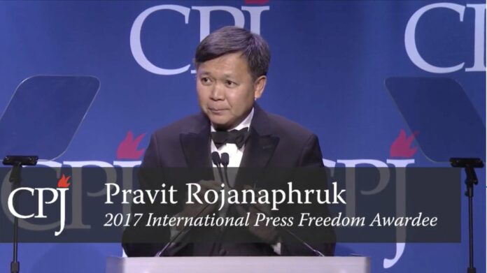 Pravit Rojanaphruk receives a CPJ press freedom award Wednesday in New York City. Image: Committee to Protect Journalists