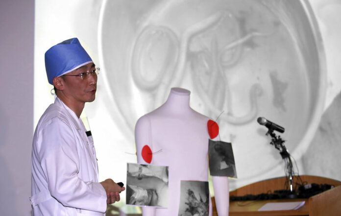 Medical doctor Lee Cook-jong describes the parasites found inside the body of a North Korean soldier on Wednesday at Ajou University Medical Center in Suwon, South Korea. Photo: Kim In-chul / Yonhap