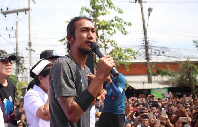 Toon Bodyslam thanks his donors Saturday in Ratchaburi province