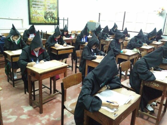 Homeroom 6/11 Matthayom 6 class of Sapphawitthayakhom School dressed up in Harry Potter cloaks Wednesday in Tak. Photo: Atchira Panyathep / Courtesy