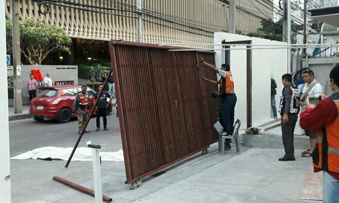 Police officers inspect the scene of the 17 Dec. accident in Soi Sukhumvit 22. Image: Sanook