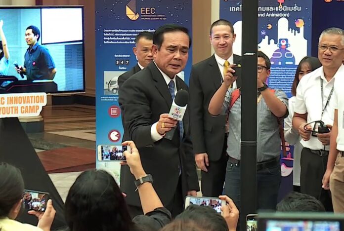 Junta chairman Prayuth Chan-ocha jokes with a Voice TV reporter on Nov. 22 at Government House. Image: Voice TV