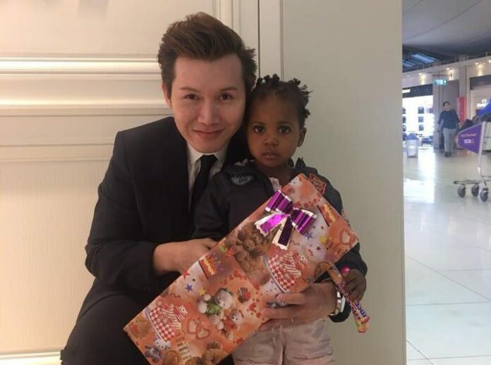 Airport official Kanaruj Artt Pornspolt poses in 2017 with a Christmas present for a child identified as Mashia who had been living with her family for three months inside Suvarnabhumi Airport. Photo: Kanaruj Artt Pornspolt / Facebook Airport official Kanaruj Artt Pornspolt poses in 2017 with a Christmas present for a child identified as Mashia who had been living with her family for three months inside Suvarnabhumi Airport. Photo: Kanaruj Artt Pornspolt / Facebook