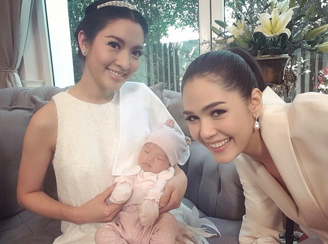 Chompoo Araya poses for a photo with actress Aff Taksaorn and her daughter Peemai. Image: chomismaterialgirl / Instagram