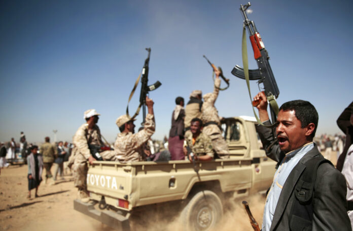 Tribesmen loyal to Houthi rebels chant slogans at a Jan. 3, 2017, gathering aimed at mobilizing more fighters into battlefronts to fight pro-government forces, in Sanaa, Yemen. Photo: Hani Mohammed / Associated Press