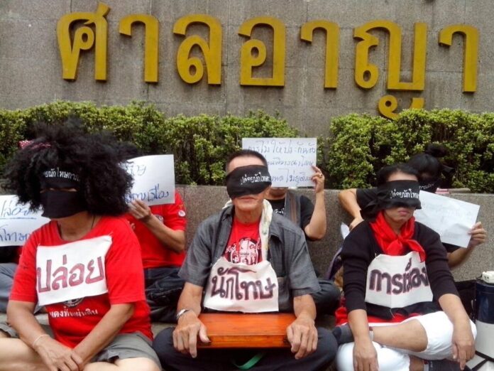 Campaigners demanding abolition of lese majeste law protest outside a court on Sept. 19, 2012. Image: Prachatai