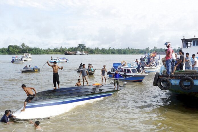 Indonesia rescue team on Monday search victims a boat that capsized off Indonesia's part of Borneo island. Photo: Ridwan / Associated Press