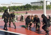 Indonesian Troops Show Off Snake-Handling Skills for Mattis