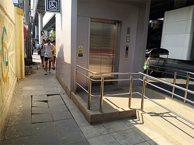 Sidewalk access to the elevator at BTS National Stadium is limited.